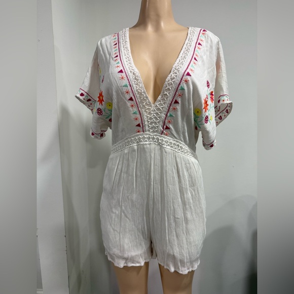 Francesca's Collections Pants - Francesca's Floral Embroidered White Short Sleeve Romper Size Large